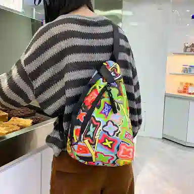 垣途者 时尚涂鸦设计小众日常休闲百搭通勤 尼龙 斜挎包胸包 男女同款情侣款 橘色/绿色/粉色/黑色