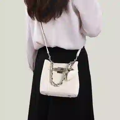 BUHOWE Matte Chain Bucket Bag