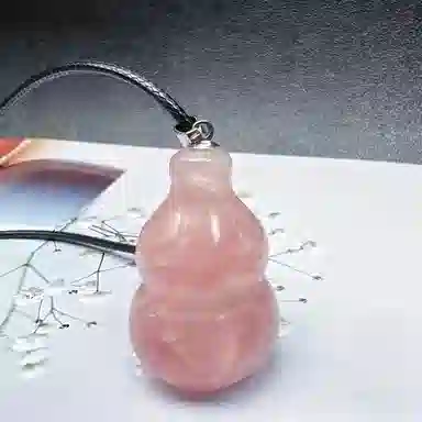琢玉居 粉嫩小葫芦 新中式国潮 招财 转运上岸 平安喜乐 轻奢温婉 简约百搭显白#好运 琉璃 玉石吊坠 女款