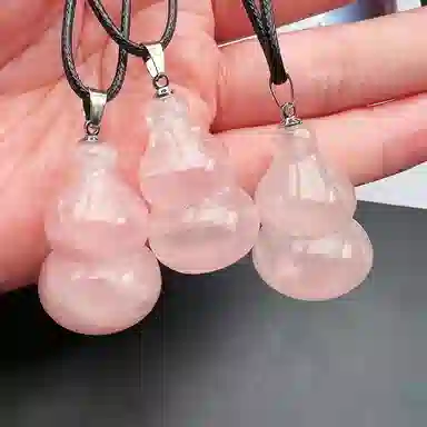 琢玉居 粉嫩小葫芦 新中式国潮 招财 转运上岸 平安喜乐 轻奢温婉 简约百搭显白#好运 琉璃 玉石吊坠 女款