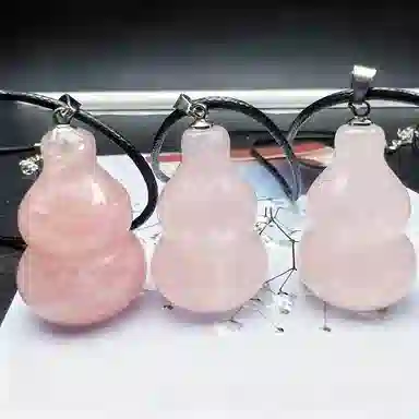 琢玉居 粉嫩小葫芦 新中式国潮 招财 转运上岸 平安喜乐 轻奢温婉 简约百搭显白#好运 琉璃 玉石吊坠 女款