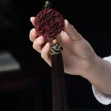 書卓 招财貔恘出入平安 高油性 精雕图案整体精致 寓意吉祥 深雕工艺#好运 生意上岸必备 檀木 车挂 包挂 男女同款情侣款