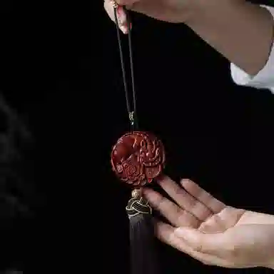 書卓 招财貔恘出入平安 高油性 精雕图案整体精致 寓意吉祥 深雕工艺#好运 生意上岸必备 檀木 车挂 包挂 男女同款情侣款