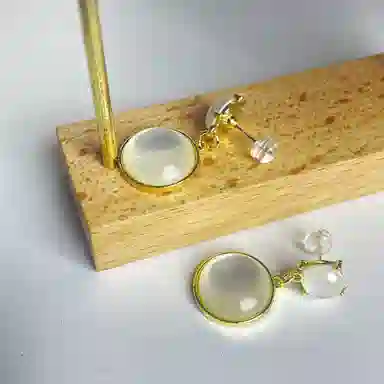 925