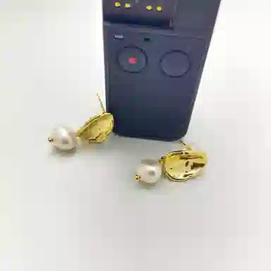 925