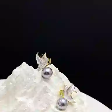 925