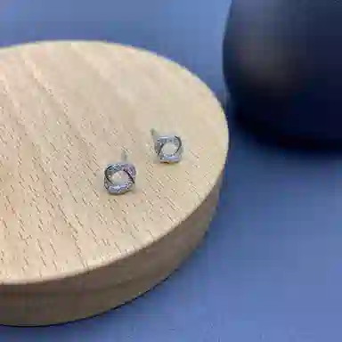 925
