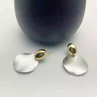 925