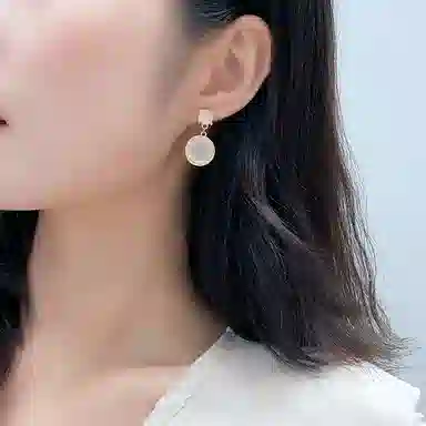 925