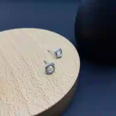 925