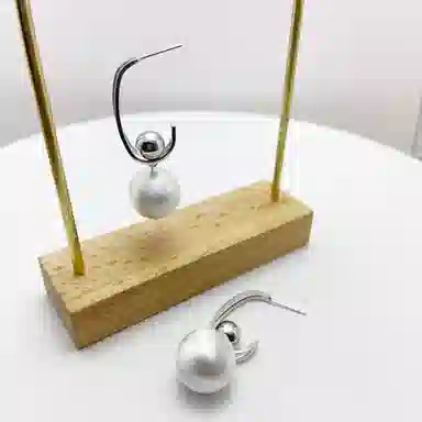 925