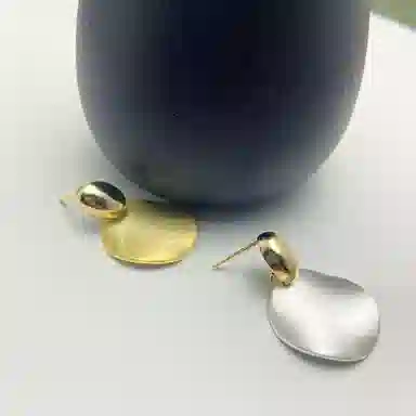 925