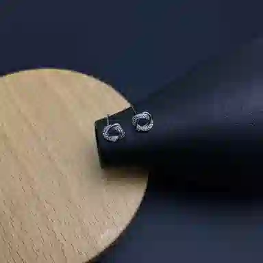 925