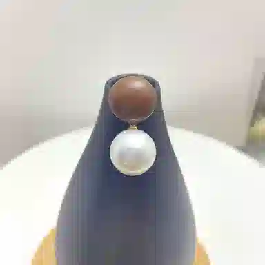 925