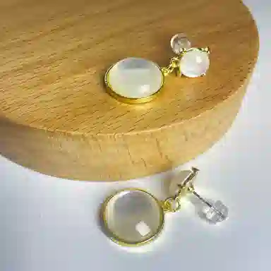 925
