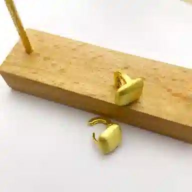 925