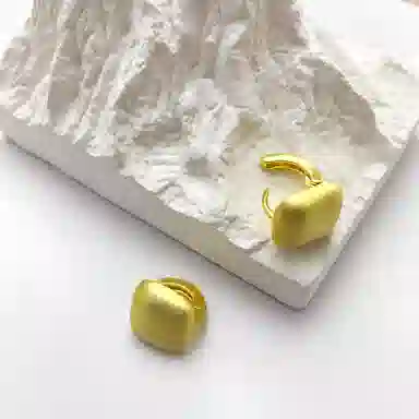 925
