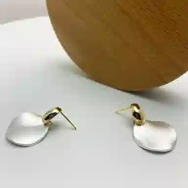 925
