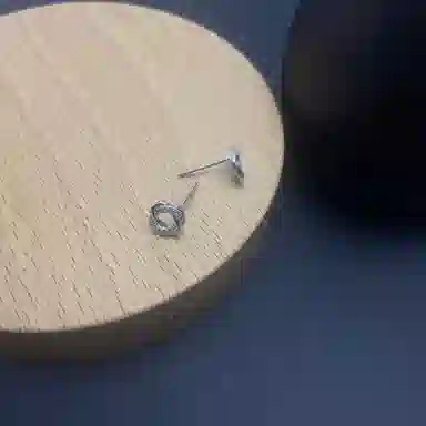 925