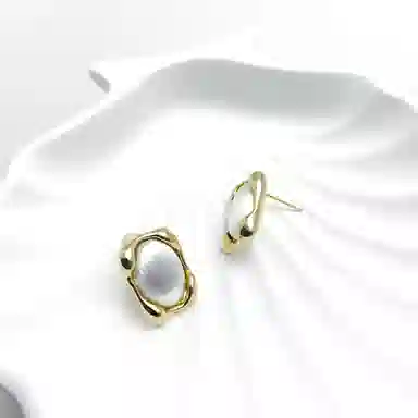 925