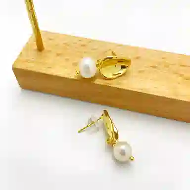 925