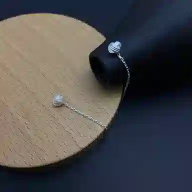 925
