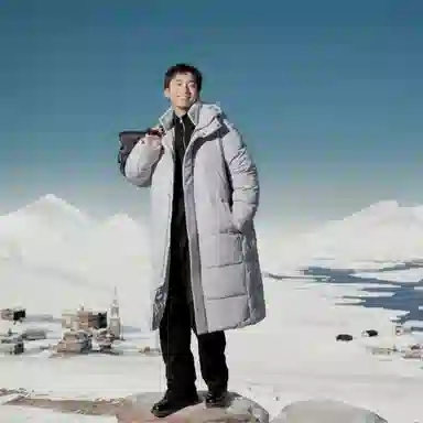 SNOW FLYING