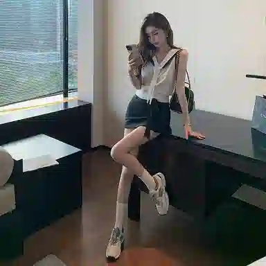 COMMA GIRL