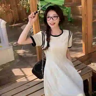 COMMA GIRL
