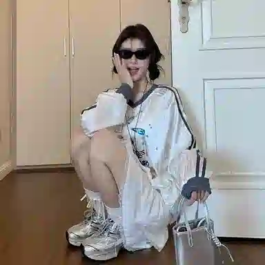 花蔓色 美式时尚休闲印花球衣可爱卡通长袖拼接插肩宽松卫衣 女款 白色 精美礼盒装