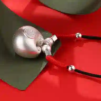 925