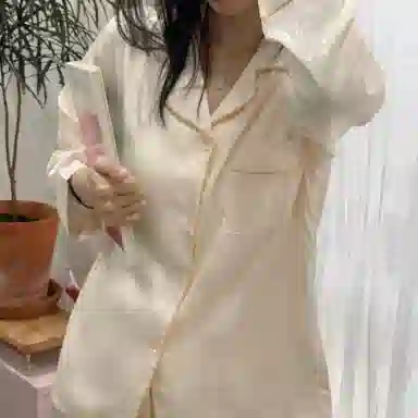 夏芬妍 简约休闲高级感山茶花冰丝翻领带胸垫家居服舒适亲肤宽松长袖长裤可外穿睡衣套装 女款 杏色
