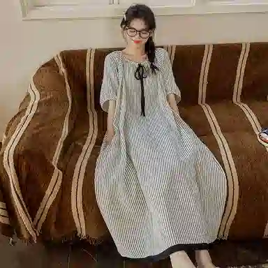 夏芬妍 休闲气质舒适不规则条纹圆领宽松带胸垫可外穿短袖睡裙 女款