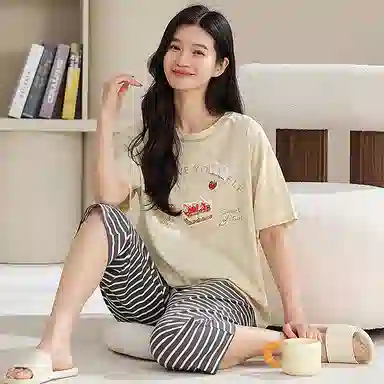 夏芬妍 简约大方柔软草蛋糕条纹裤圆领家居服亲肤休闲舒适短袖七分裤可外穿睡衣套装 女款 浅黄色