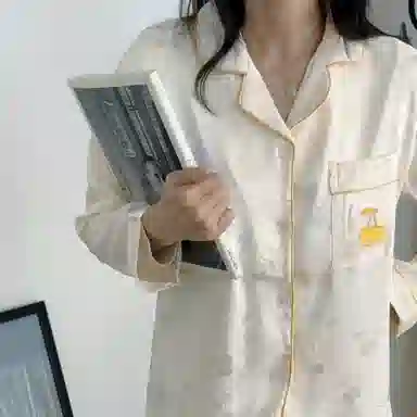 夏芬妍 简约休闲高级感樱桃冰丝翻领带胸垫家居服舒适亲肤宽松长袖长裤可外穿睡衣套装 女款 杏色