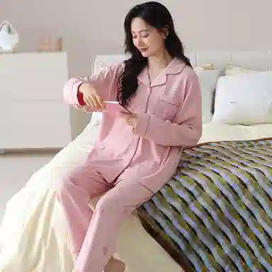 夏芬妍 休闲舒适简约高级感茄子字母印花经典翻领开衫家居服宽松柔软亲肤长袖长裤可外穿睡衣套装 女款 粉色