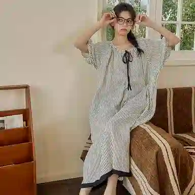 夏芬妍 休闲气质舒适不规则条纹圆领宽松带胸垫可外穿短袖睡裙 女款