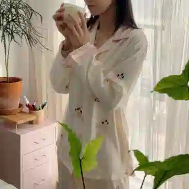 夏芬妍 简约休闲高级感法斗冰丝翻领带胸垫家居服舒适亲肤宽松长袖长裤可外穿睡衣套装 女款 杏色