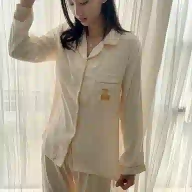 夏芬妍 简约休闲高级感樱桃冰丝翻领带胸垫家居服舒适亲肤宽松长袖长裤可外穿睡衣套装 女款 杏色
