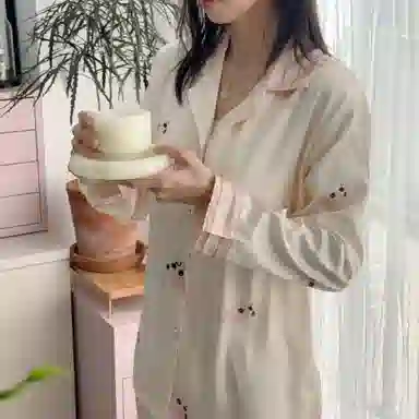 夏芬妍 简约休闲高级感法斗冰丝翻领带胸垫家居服舒适亲肤宽松长袖长裤可外穿睡衣套装 女款 杏色