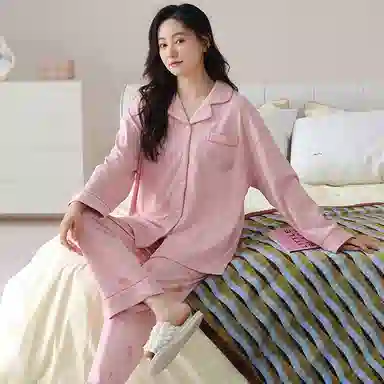 夏芬妍 休闲舒适简约高级感茄子字母印花经典翻领开衫家居服宽松柔软亲肤长袖长裤可外穿睡衣套装 女款 粉色