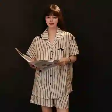 夏芬妍 休闲条纹腊肠狗冰丝翻领舒适亲肤宽松凉感短袖三件套时尚简约带胸垫可外穿家居服睡衣套装 女款