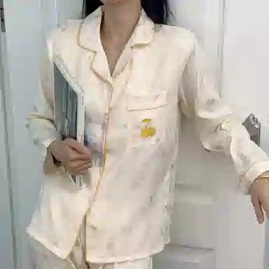 夏芬妍 简约休闲高级感樱桃冰丝翻领带胸垫家居服舒适亲肤宽松长袖长裤可外穿睡衣套装 女款 杏色