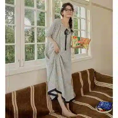 夏芬妍 休闲气质舒适不规则条纹圆领宽松带胸垫可外穿短袖睡裙 女款