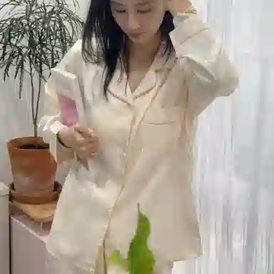 夏芬妍 简约休闲高级感山茶花冰丝翻领带胸垫家居服舒适亲肤宽松长袖长裤可外穿睡衣套装 女款 杏色