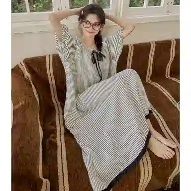 夏芬妍 休闲气质舒适不规则条纹圆领宽松带胸垫可外穿短袖睡裙 女款