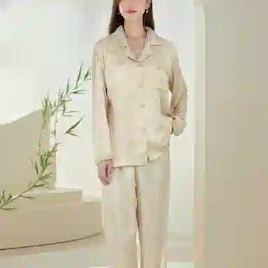夏芬妍 时尚甜美小熊提花冰丝带胸垫翻领家居服简约休闲舒适亲肤宽松长袖长裤可外穿睡衣套装 女款 卡其色