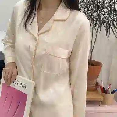 夏芬妍 简约休闲高级感山茶花冰丝翻领带胸垫家居服舒适亲肤宽松长袖长裤可外穿睡衣套装 女款 杏色
