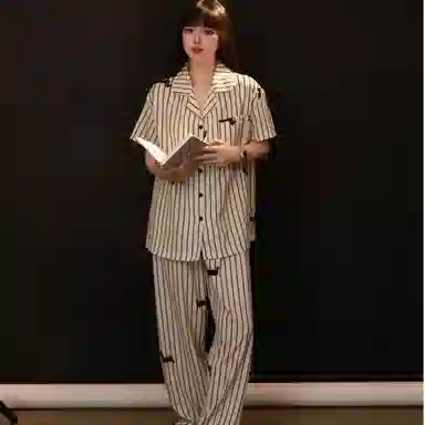 夏芬妍 休闲条纹腊肠狗冰丝翻领舒适亲肤宽松凉感短袖三件套时尚简约带胸垫可外穿家居服睡衣套装 女款
