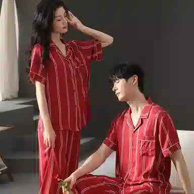 夏芬妍 大红喜庆系列  柔软舒适丝滑结婚本命年翻领条纹冰丝家居服休闲长袖短袖长裤可外穿睡衣套装 男女同款